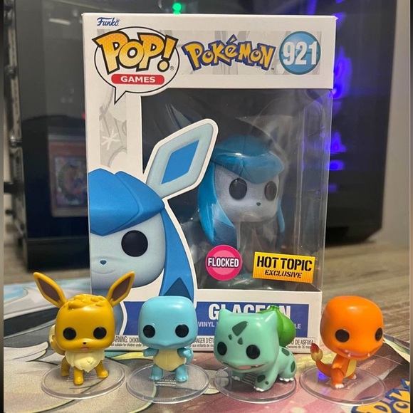 Glaceon Flocked pokémon funko pop with 4 mini funkos - Picture 3 of 4